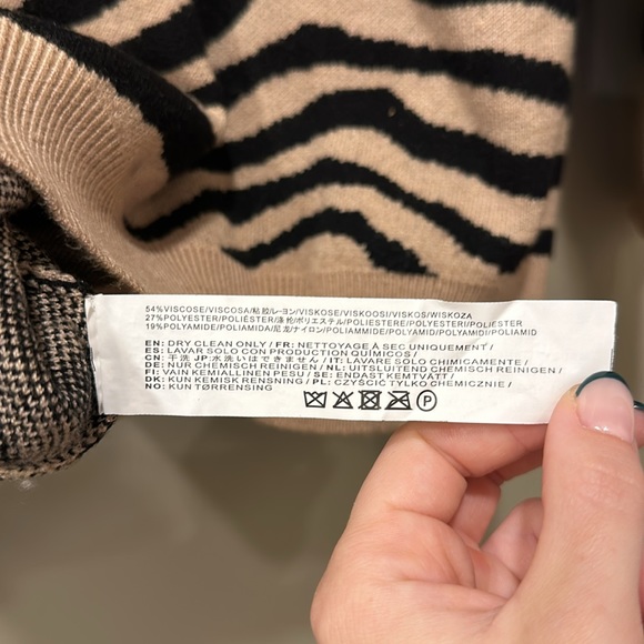 J.O.A Women's Zebra Stripe Crewneck Long Sleeve Sweater Size S in Black/Tan - Picture 6 of 6